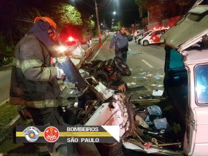 Acidente deixa carro retorcido e cinco feridos em São José dos Campos