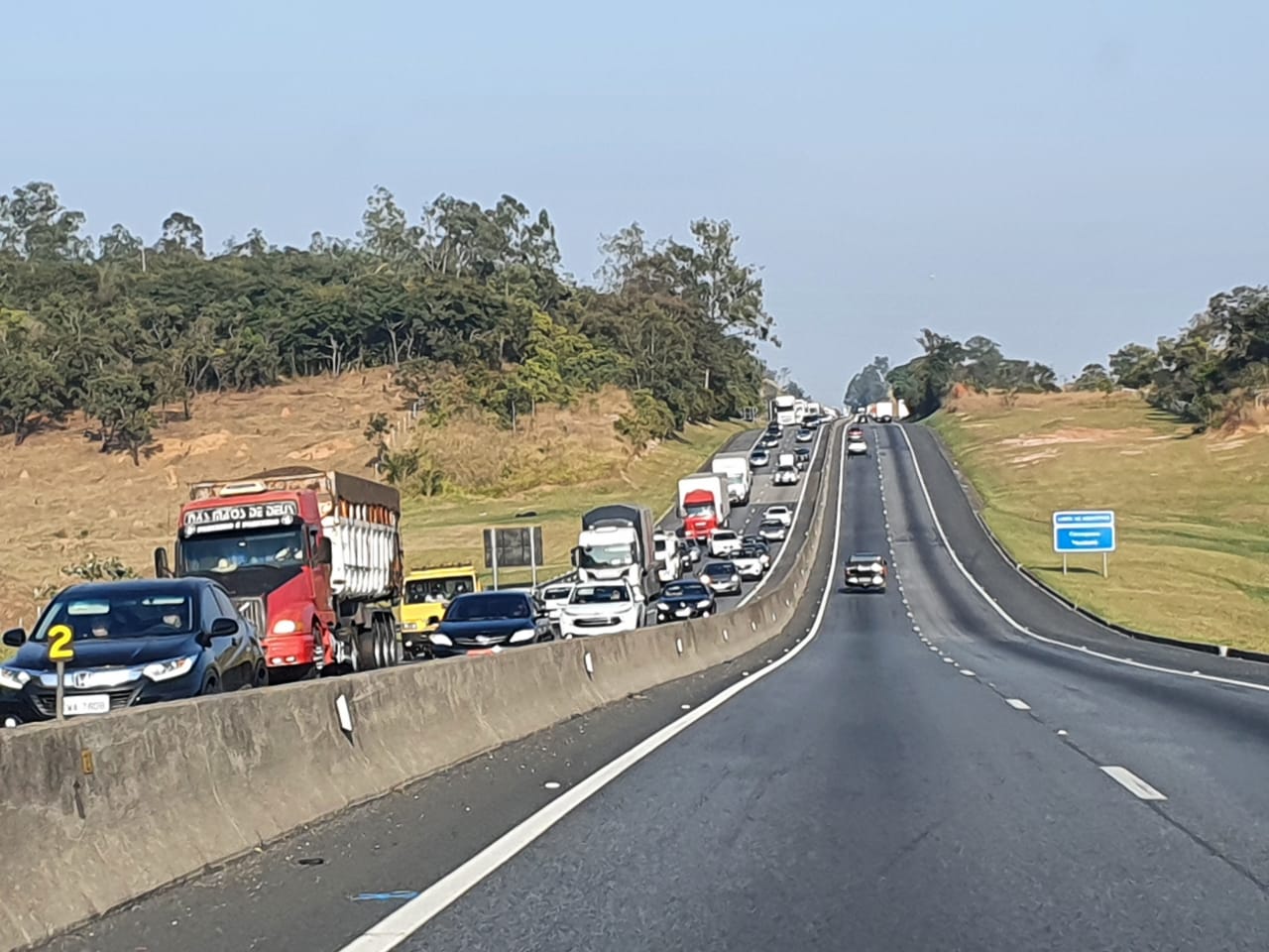 Tombamento de caminhão, na Via Dutra, causa 18 km de lentidão no feriado de 9 de julho no Vale do Paraíba