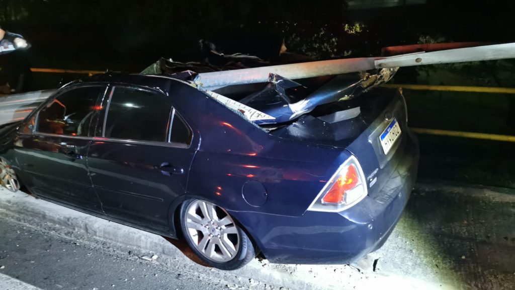 Motorista fica ferido ao atropelar um boi, na Via Dutra, em São José dos Campos
