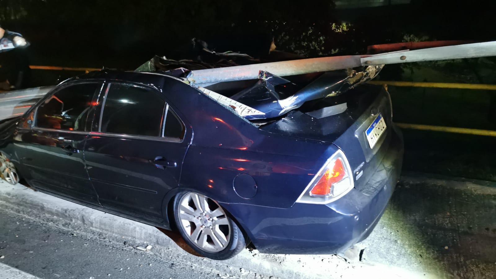 Motorista fica ferido ao atropelar um boi, na Via Dutra, em São José dos Campos