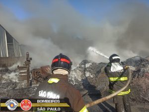 Bombeiros levam 4h30 para apagar incêndio em empresa de recicláveis em Pindamonhangaba
