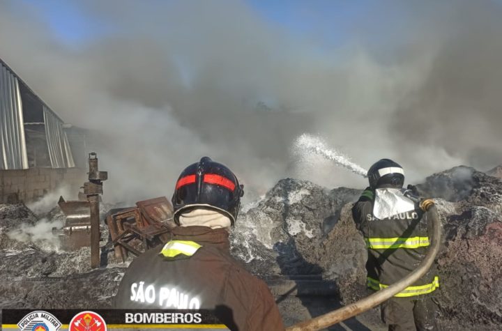 Bombeiros levam 4h30 para apagar incêndio em empresa de recicláveis em Pindamonhangaba