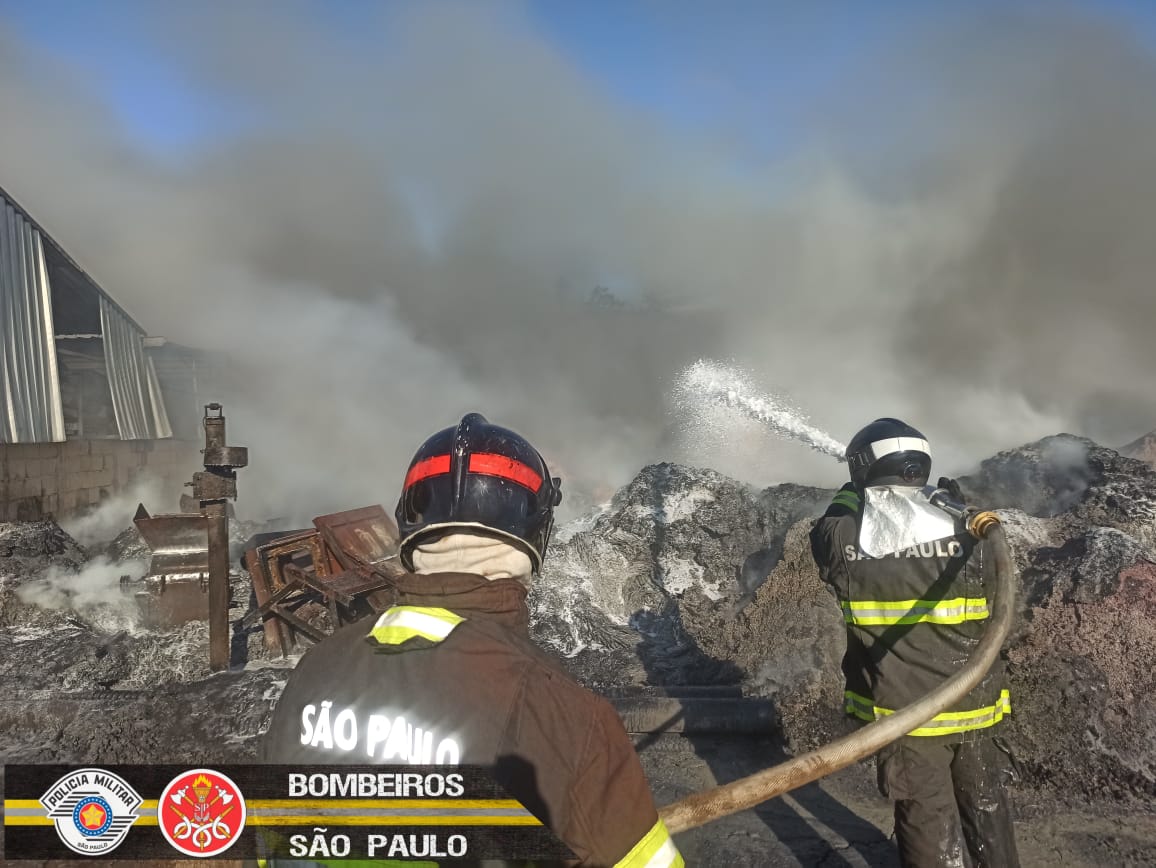 Bombeiros levam 4h30 para apagar incêndio em empresa de recicláveis em Pindamonhangaba
