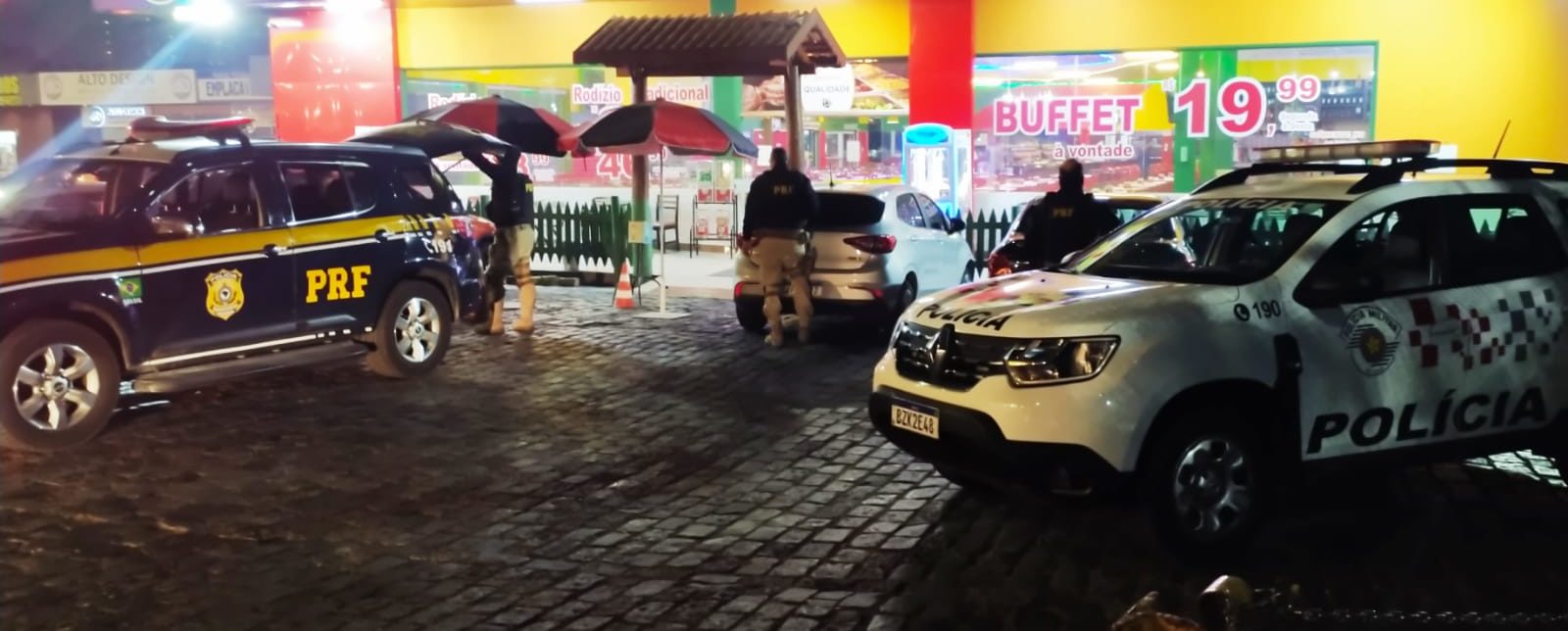PRF prende estelionatários que tentavam vender carro de locadora em São José dos Campos
