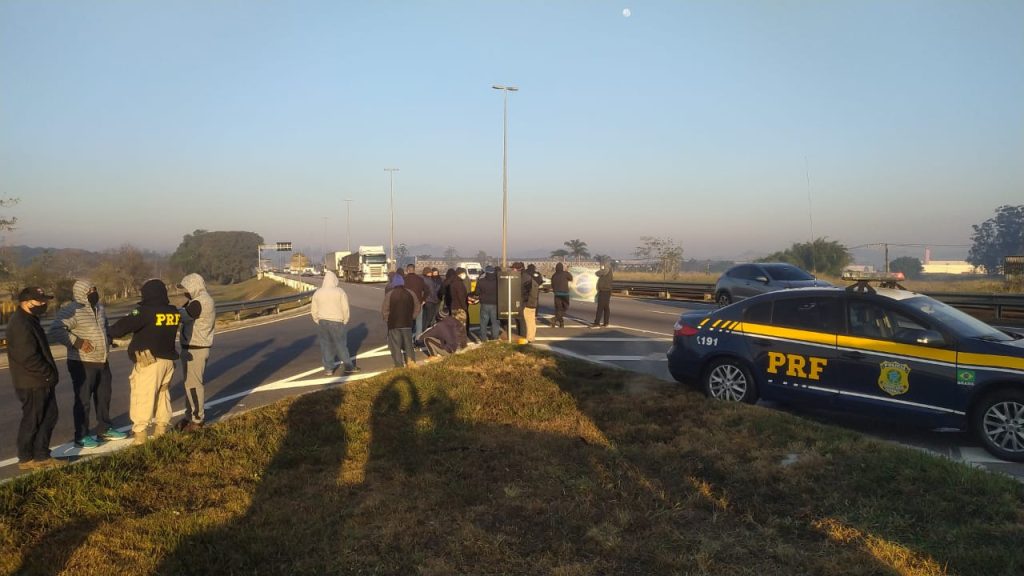 Caminhoneiros autônomos protestam contra o preço do diesel às margens da Via Dutra, em Jacareí