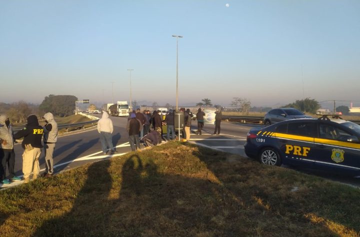 Caminhoneiros autônomos protestam contra o preço do diesel às margens da Via Dutra, em Jacareí