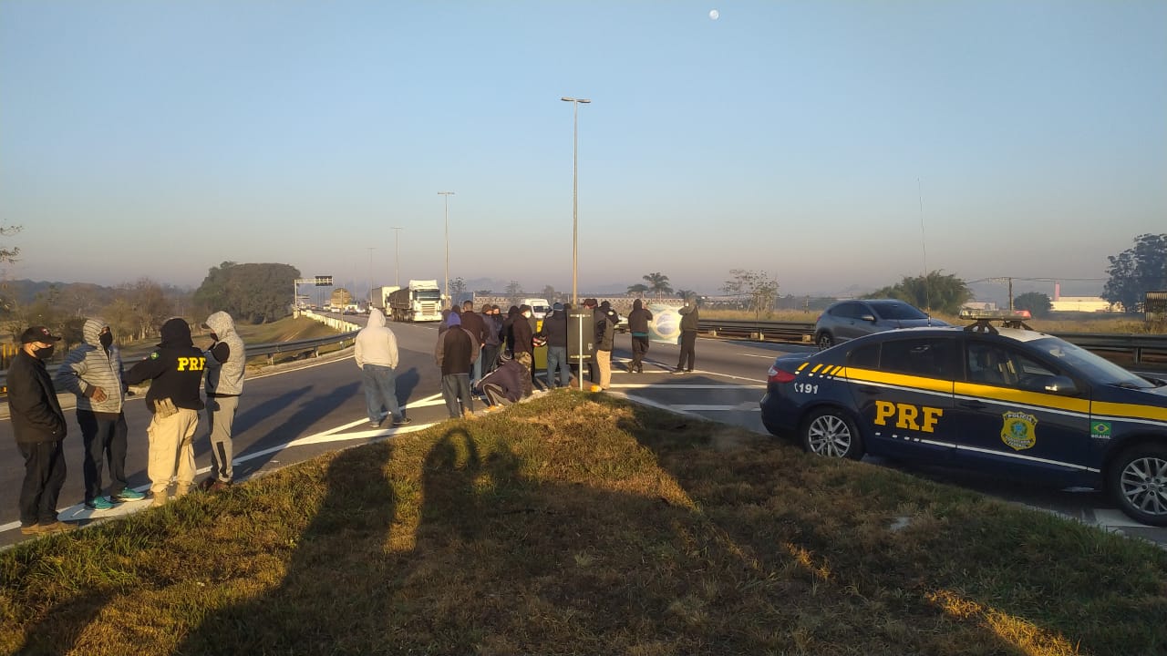 Caminhoneiros autônomos protestam contra o preço do diesel às margens da Via Dutra, em Jacareí