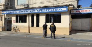 PF cumpre mandados e busca e apreensão na Santa Casa e na Secretaria de Saúde de Ubatuba