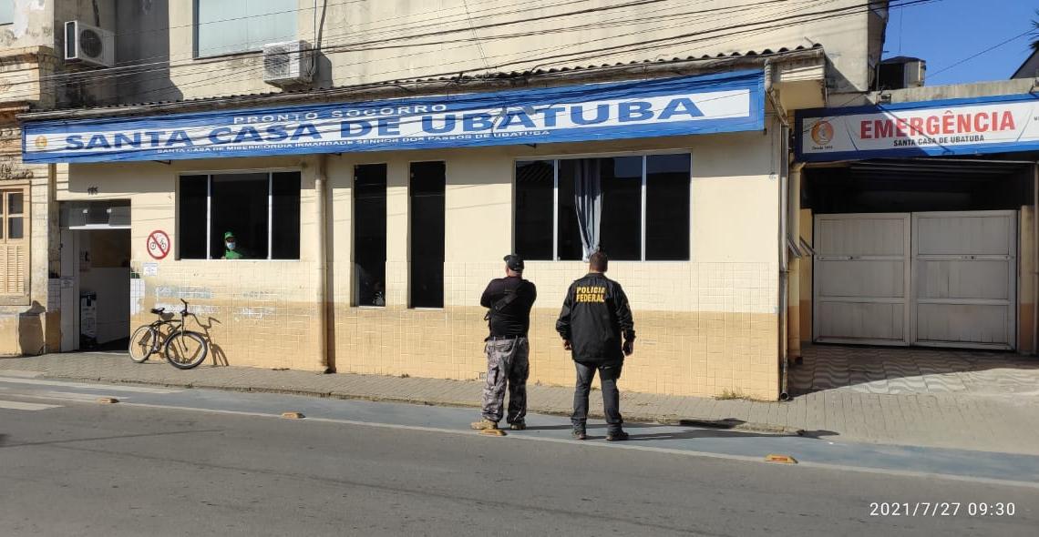 PF cumpre mandados e busca e apreensão na Santa Casa e na Secretaria de Saúde de Ubatuba