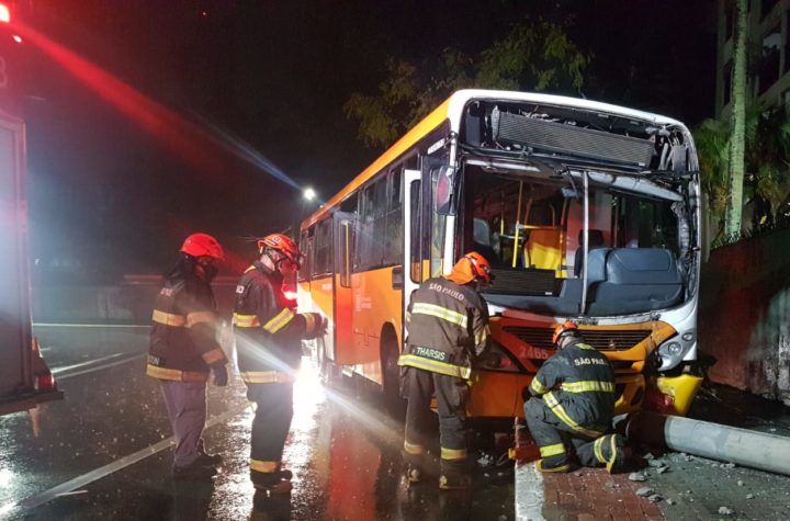 Motorista de ônibus bate em poste e fica preso nas ferragens em São José dos Campos