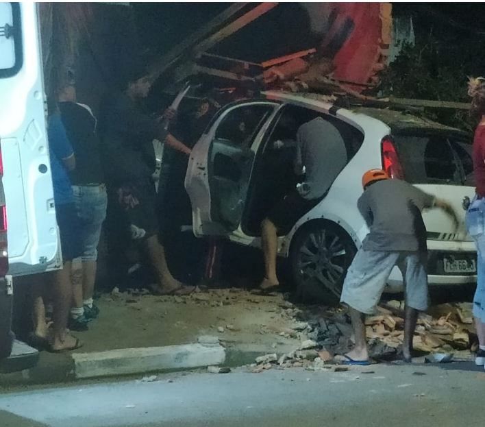 Homem se acidenta e destrói muro de casa em Caraguatatuba