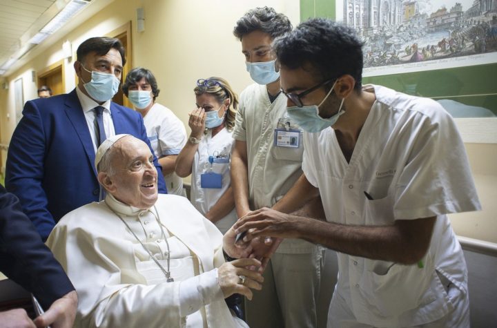 Papa deixa hospital 10 dias após cirurgia