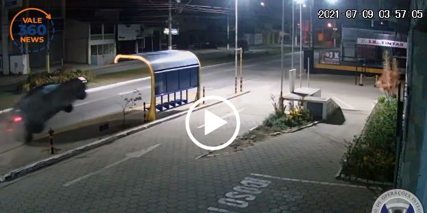 Carro conduzido por homem embriagado decola e quase acerta ponto de ônibus em Guaratinguetá