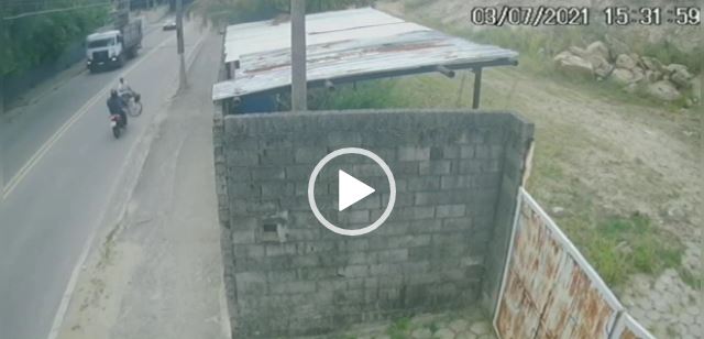 Vídeo: Ciclista é atingido por moto e arremessado longe na Rio-Santos