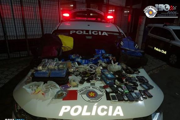PM apreende quase 16 kg de drogas e muitos eletrônicos em área externa de presídio em Tremembé