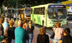 Ônibus ficam paralisados por 2 horas e pontos ficam lotados em São José dos Campos