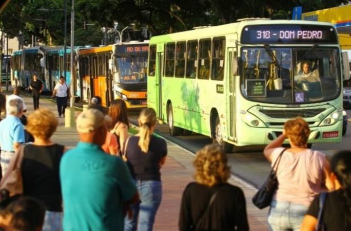 Ônibus ficam paralisados por 2 horas e pontos ficam lotados em São José dos Campos