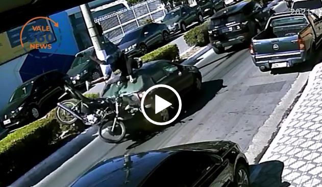 Motociclista voa por cima de carro após bater contra um veículo parado em Caçapava