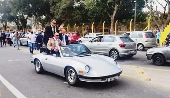 Bolsonaro desfila em carro aberto pelo centro de Cachoeira Paulista