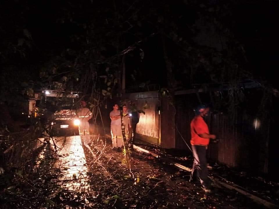 Frente fria causa transtornos em São Sebastião