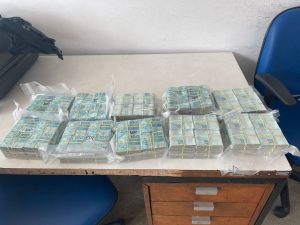 PRF apreende R$ 1 milhão em carro de luxo na Via Dutra em Lavrinhas