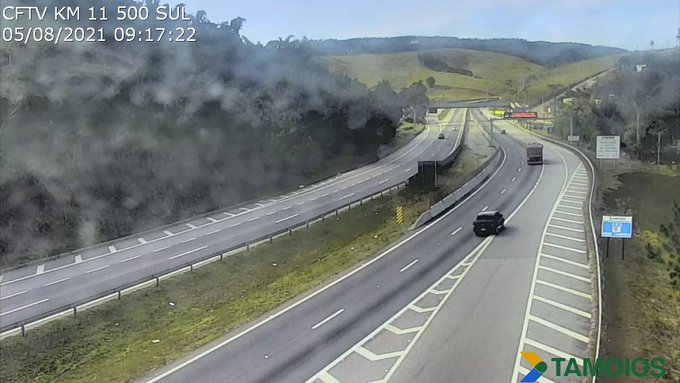 Caminhão tomba na serra da Tamoios e rodovia fica interditada