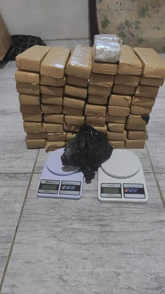 PM aprende 56 tijolos de maconha em Guaratinguetá