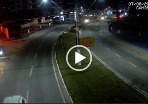 Mulher tem mal súbito e bate em poste em Guaratinguetá