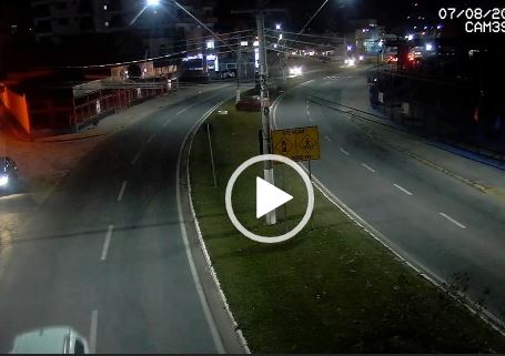 VÍDEO: Mulher tem mal súbito e bate em poste em Guaratinguetá