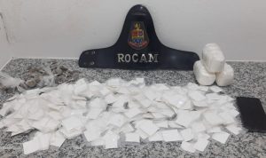 Homem bate o carro, foge e comparsa é preso com quase mil porções de drogas em Caraguatatuba