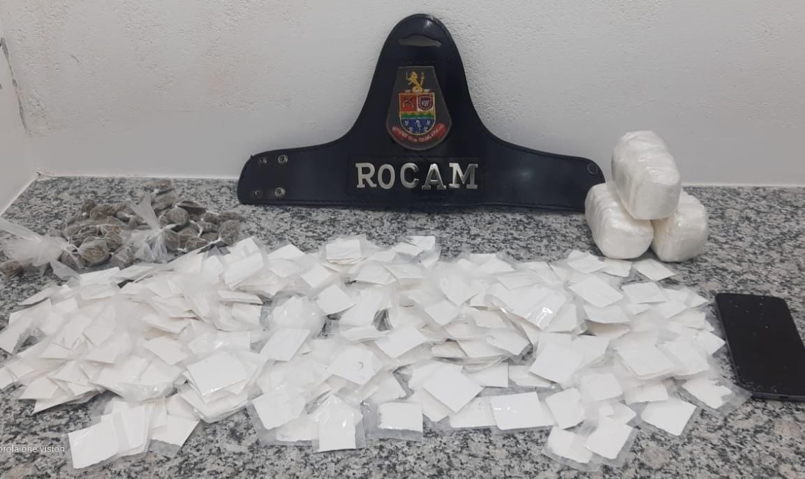 Homem bate o carro, foge e comparsa é preso com quase mil porções de drogas em Caraguatatuba