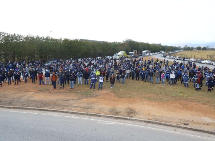 Trabalhadores fazem protesto contra a política de salários da Gerdau, em Pindamonhangaba