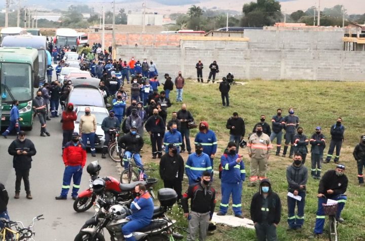 Trabalhadores paralisaram as atividades na Novellis por 1h30 na manha desta quinta-feira