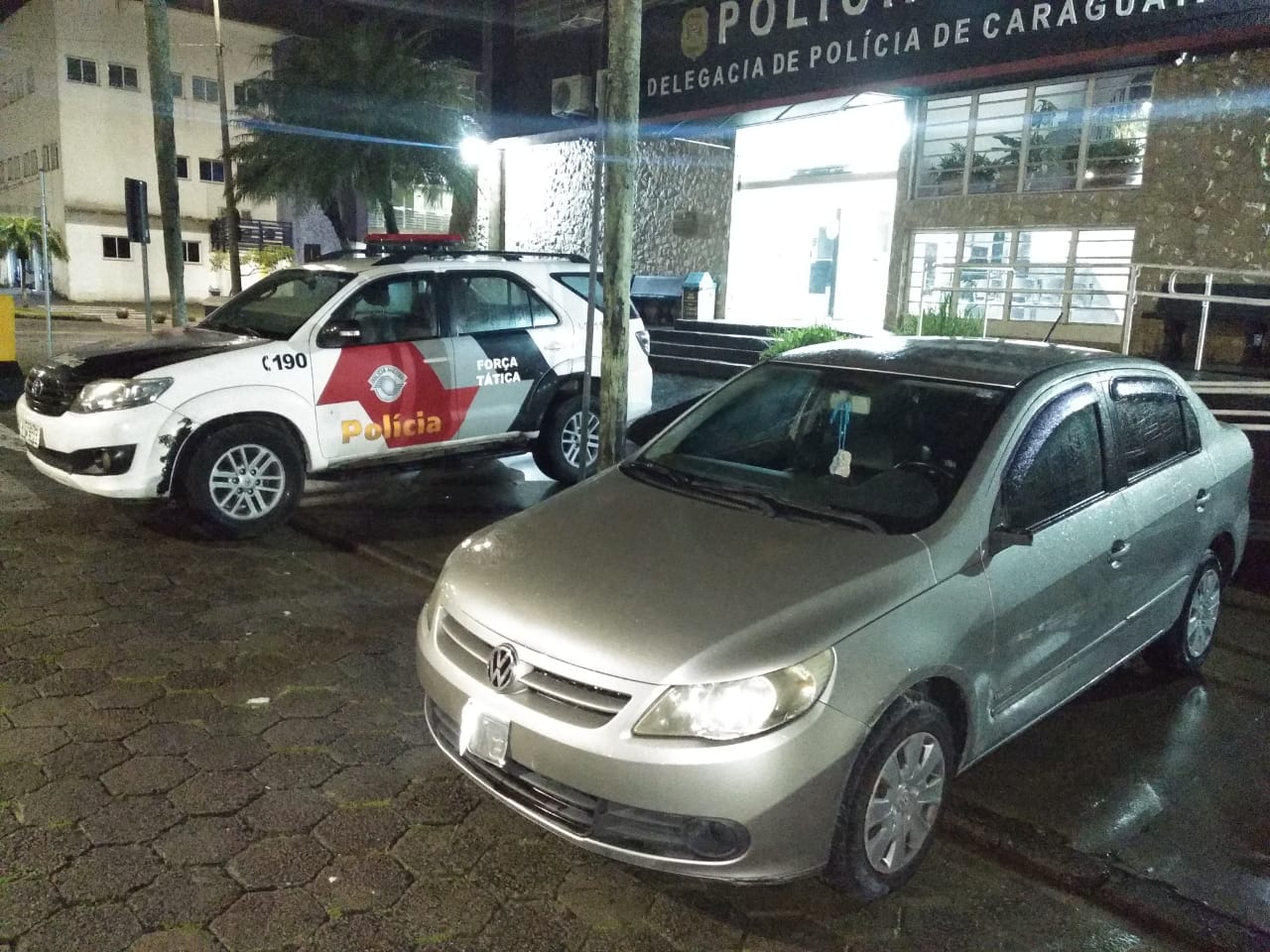 "Espantalho" foge da PM, mas comparsa é preso por roubo de veículo em Caraguatatuba