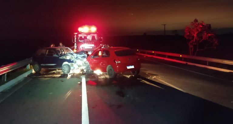 Motorista embriagado bate de frente com outro veículo na BR-459