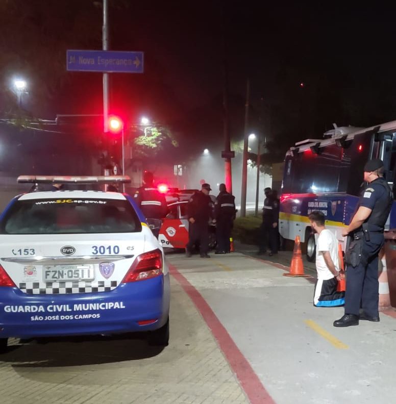 Homem tenta atropelar GCM em São José dos Campos