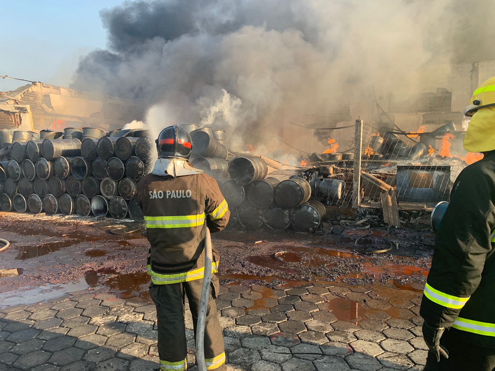 Fábrica de tintas pega fogo em Piquete e fumaça pode ser vista a quilômetros do local