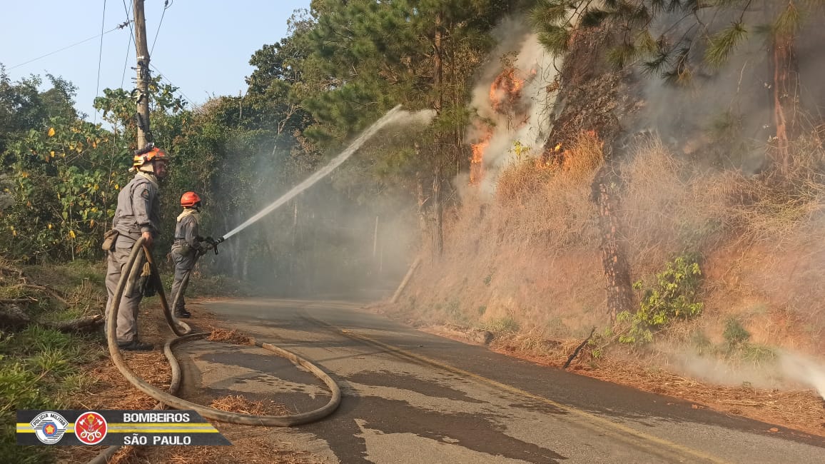 Operação ao fogo em Campos do Jordão entra no quinto dia. Área queimada é de 300 mil metros quadrados