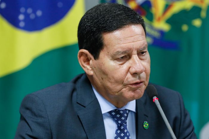 Hamilton Mourão acompanha troca de comando no 6º BIL em Caçapava