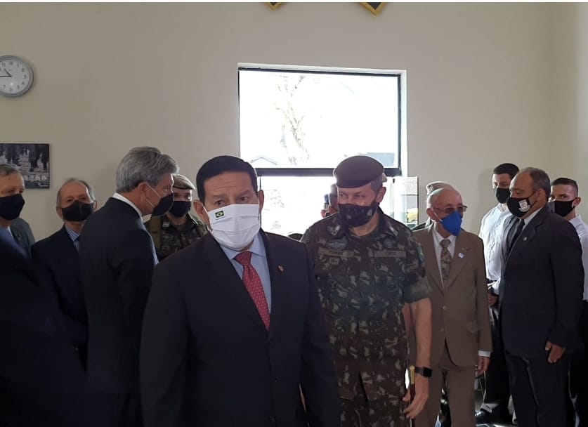 Mourão passa por Caçapava e prestigia amigo em troca de comando 6º BIL