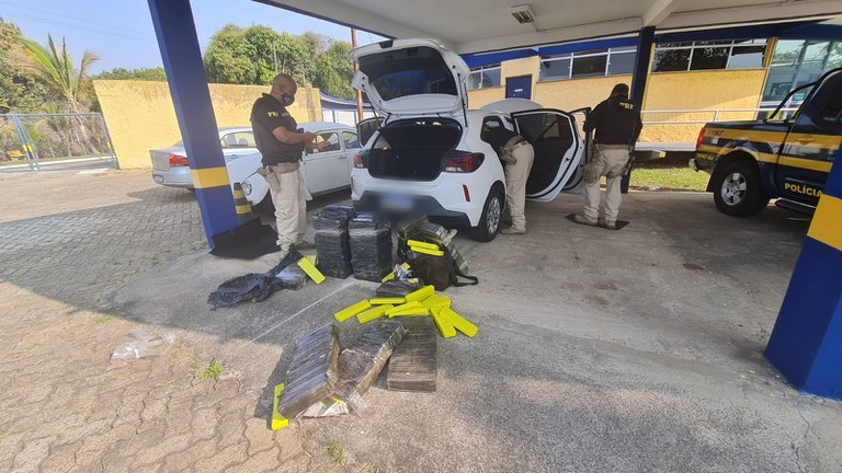 PRF apreende 152 kg de maconha na Via Dutra, em Lavrinhas