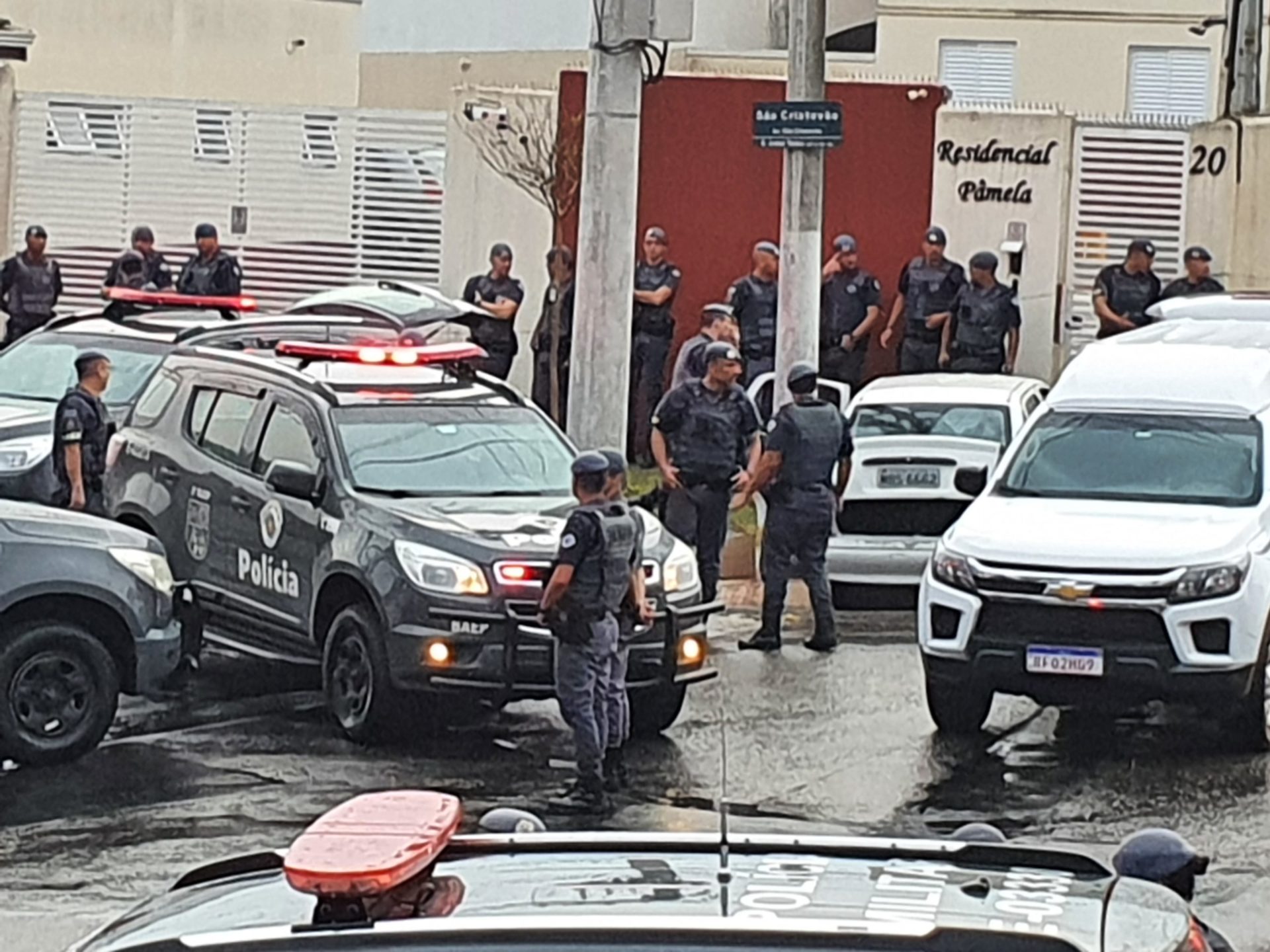 Júri popular absolve PMs acusados de morte de suspeito rendido em São José dos Campos