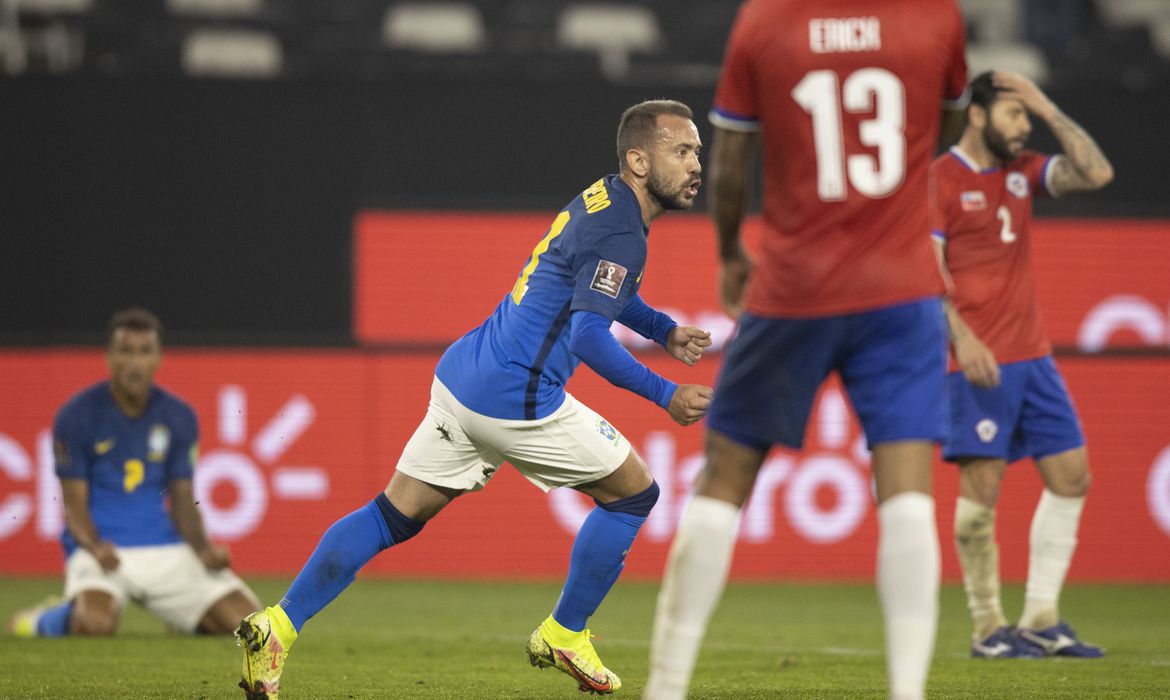 Mesmo jogando mal, Brasil vence Chile