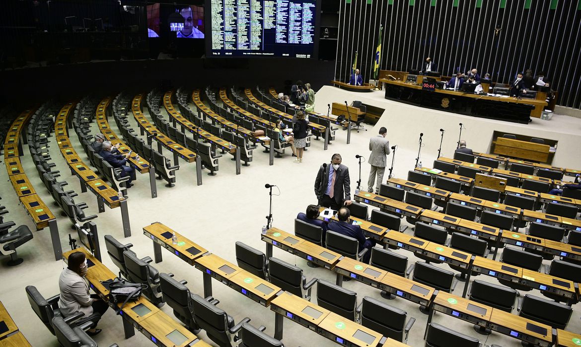 Deputados derrubam vetos à lei que suspende os despejos na pandemia
