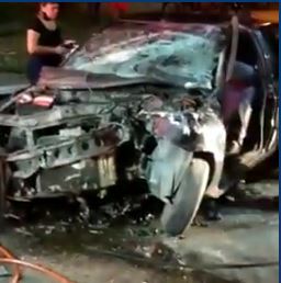 Acidente entre carro e ônibus deixa veículo destruído e homem ferido em Jacareí
