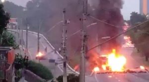 Protesto incendeia carros, interdita avenidas e traz caos à população de São José dos Campos na noite desta segunda-feira