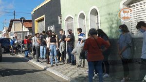 Jovens de 15 e 16 anos formam enormes filas para vacina em Caçapava