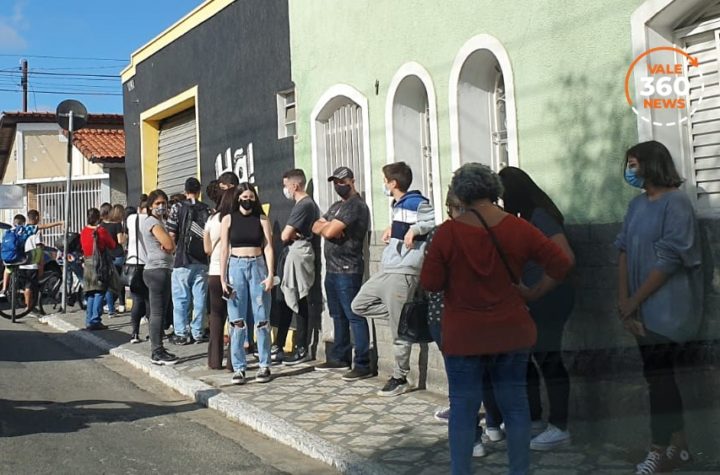 Jovens de 15 e 16 anos formam enormes filas para vacina em Caçapava