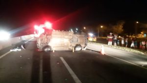 Capotamento deixa dois mortos e um gravemente ferido, na Via Dutra, em Pindamonhangaba