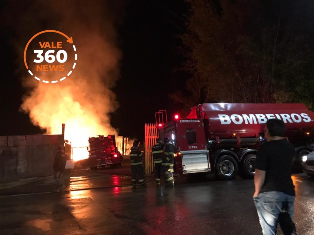 Madeireira pega fogo em São José dos Campos